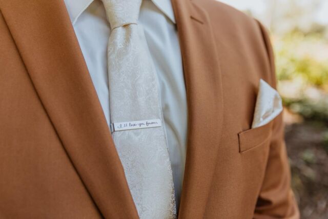 We are ready for your fall wedding are you?🍂 
Come check out our 👔color options at 📍1823 Penfield Rd. Penfield NY 14526. Or make an appointment with us when you click the link ➡️ https://incognitomenswear.com/appointment-request/

📸 @kandidartsphotography 

#suits #suit #tuxedo #tux #menswear #rochesterny