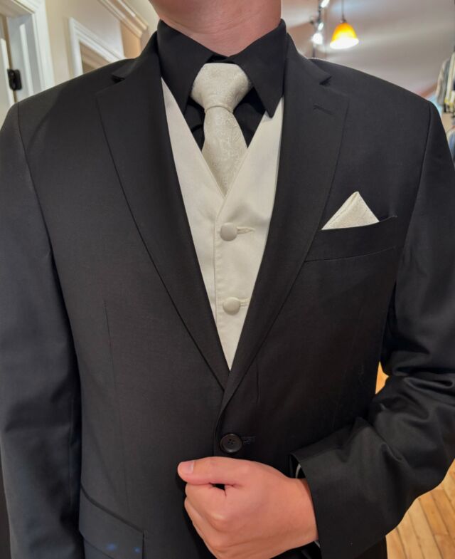 Looking for a classic, clean look? We’ve got you covered 😉 

Come on down to 1823 Penfield Rd. Penfield NY 14526📍

Click the link to book your appointment now! https://incognitomenswear.com/appointment-request/